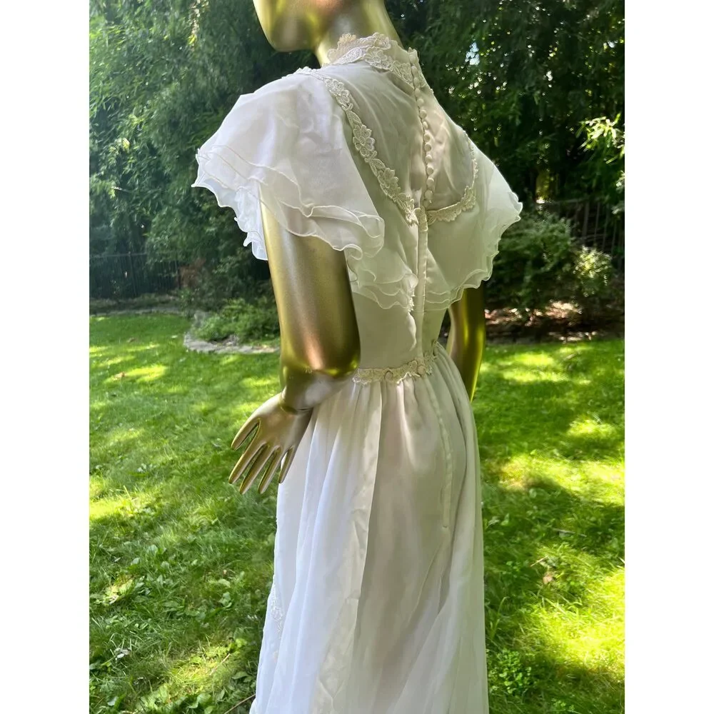 Vintage 1970’s Wedding Gown, size small - Picture 7 of 12